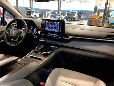 Used 2021 Toyota Sienna XLE w/ XLE Plus Package AWD/4WD image 14