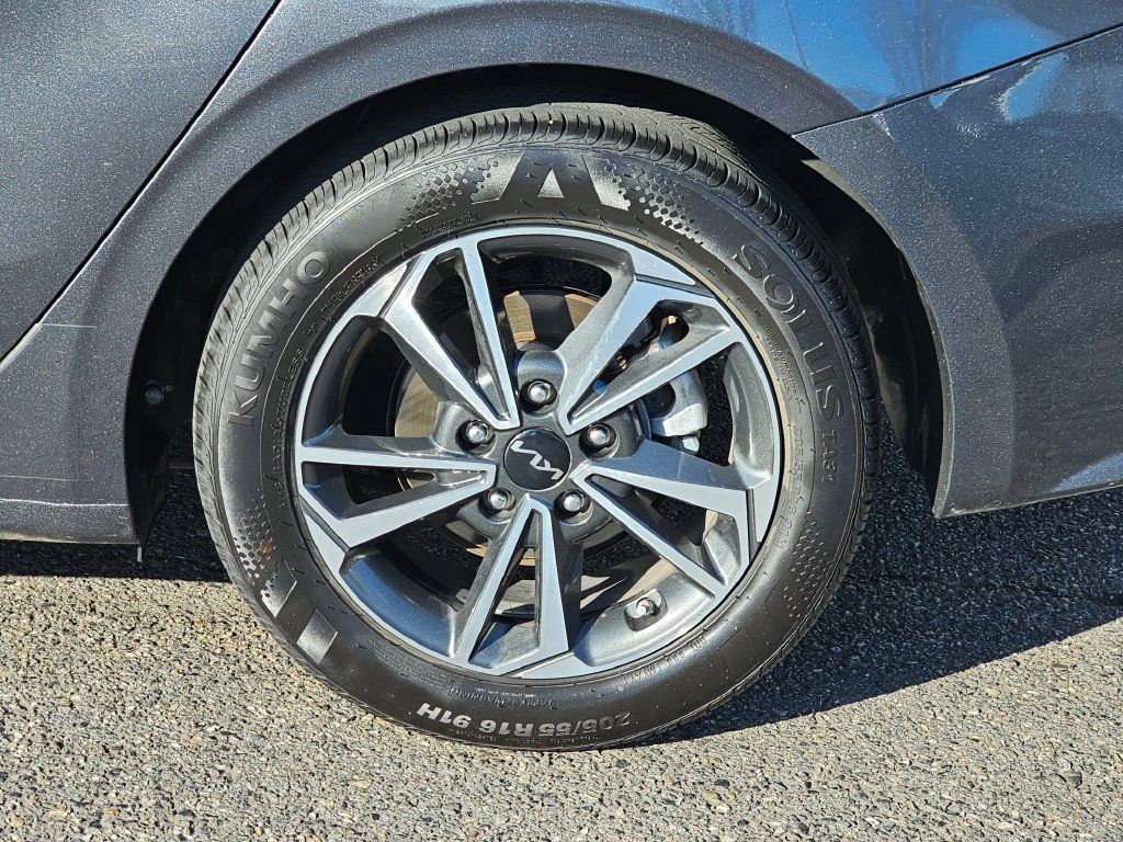 Used 2024 Kia Forte LXS FWD image 9