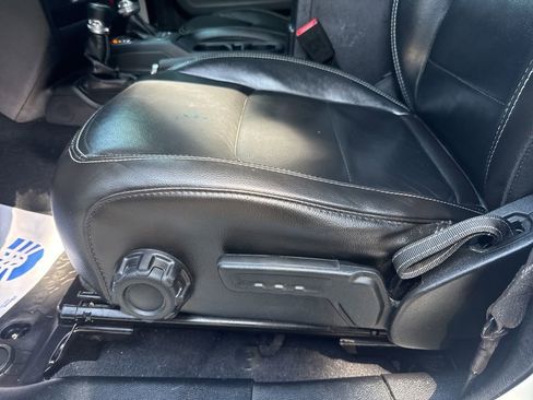 Used 2018 Jeep Wrangler Unlimited Sahara image 11