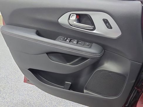Used 2023 Chrysler Pacifica Touring-L w/ S Appearance Package FWD image 26