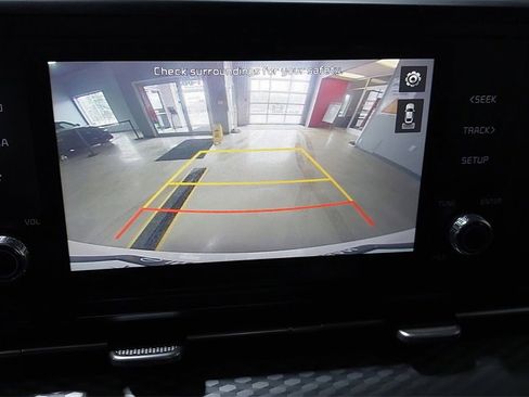 Used 2022 Kia Carnival LX image 23