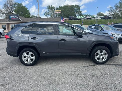 Used 2021 Toyota RAV4 LE AWD/4WD image 2