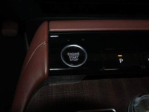 Used 2025 Lincoln Navigator L Reserve AWD/4WD image 12