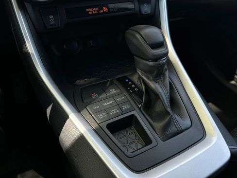 Used 2022 Toyota RAV4 LE image 22