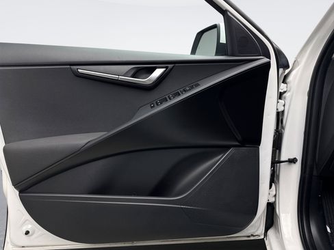 Used 2023 Kia Niro LX image 9