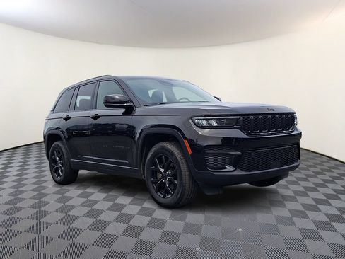 Used 2025 Jeep Grand Cherokee Altitude AWD/4WD image 1