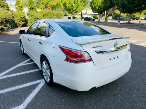 Used 2015 Nissan Altima 2.5 SV w/ Convenience Package FWD image 3