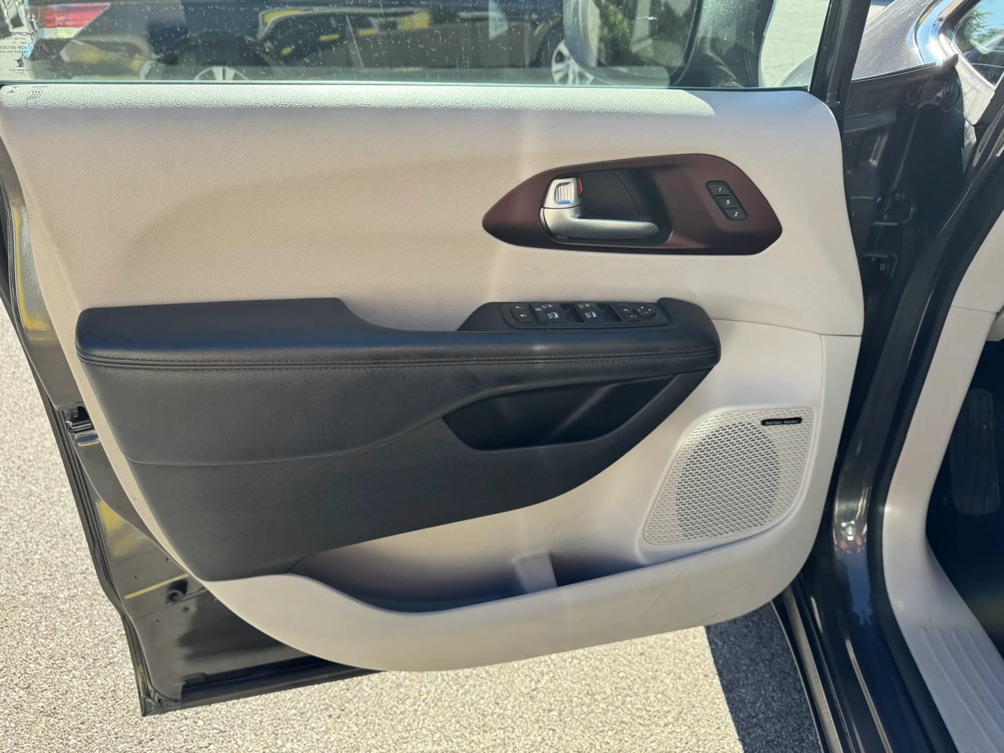 Used 2017 Chrysler Pacifica Limited FWD image 14