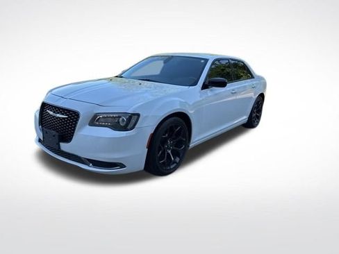 Used 2020 Chrysler 300 Touring w/ Sport Appearance Package RWD image 7