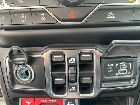 Used 2023 Jeep Gladiator Rubicon w/ LED Lighting Group AWD/4WD image 18