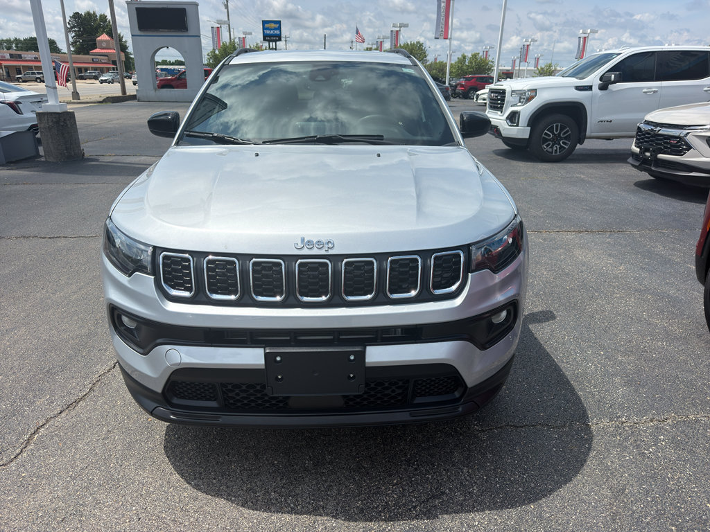 Used 2025 Jeep Compass Latitude w/ Convenience Group AWD/4WD image 2