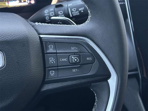 Used 2024 Jeep Grand Cherokee Laredo image 23