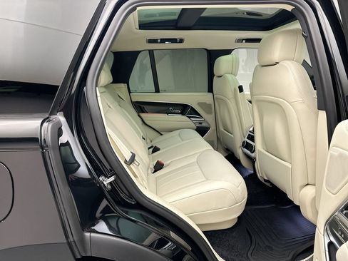 Used 2025 Land Rover Range Rover SE AWD/4WD image 6