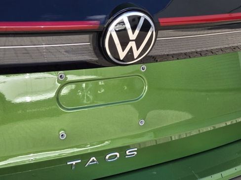 Used 2025 Volkswagen Taos SE AWD/4WD image 9