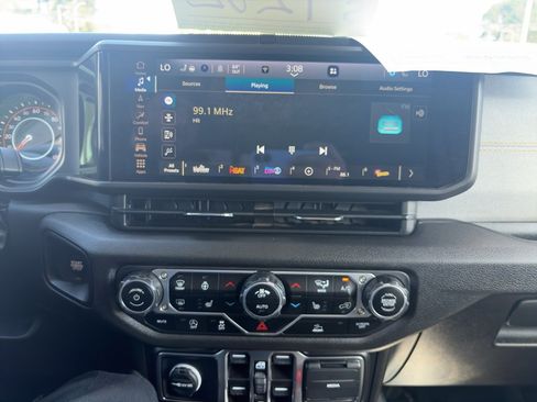 Used 2025 Jeep Gladiator Sport AWD/4WD image 12