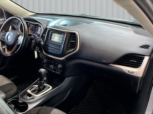Used 2018 Jeep Cherokee Latitude w/ Altitude Package AWD/4WD image 26