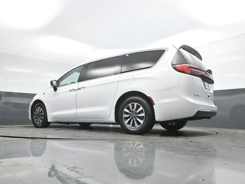 Used 2024 Chrysler Pacifica Limited FWD image 36