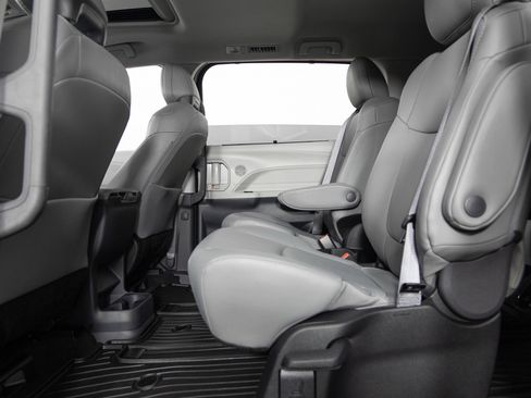 Used 2023 Toyota Sienna XLE image 19