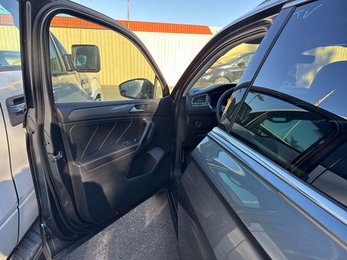 Used 2023 Volkswagen Tiguan SE w/ Panoramic Sunroof Package image 7