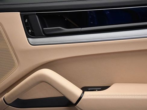 Used 2025 Porsche Cayenne S image 50