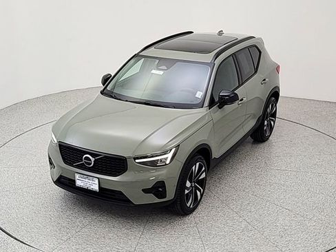 Certified 2025 Volvo XC40 B5 Plus AWD/4WD image 9