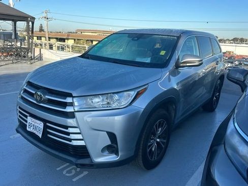 Used 2019 Toyota Highlander LE image 1