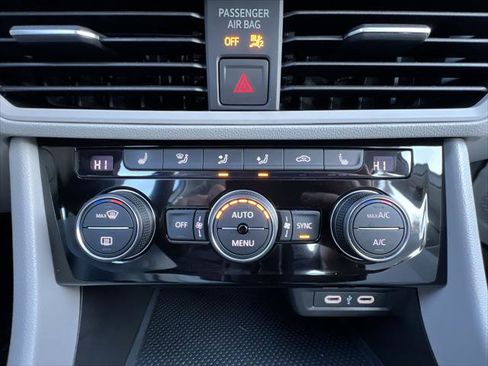 Certified 2024 Volkswagen Jetta SE image 18