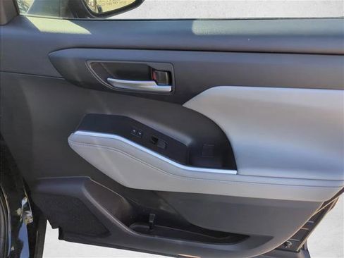 Used 2023 Toyota Highlander XLE FWD image 29