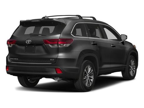 Used 2018 Toyota Highlander XLE FWD image 2