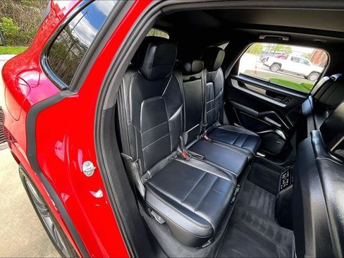 Used 2024 Porsche Cayenne AWD/4WD image 38