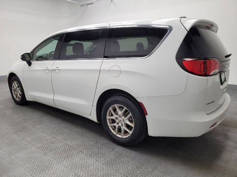 Used 2022 Chrysler Voyager LX FWD image 3