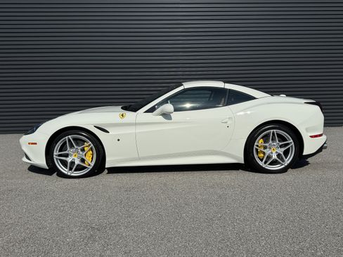Used 2017 Ferrari California T image 2