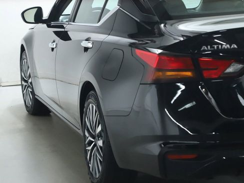 Used 2025 Nissan Altima 2.5 SV FWD image 40