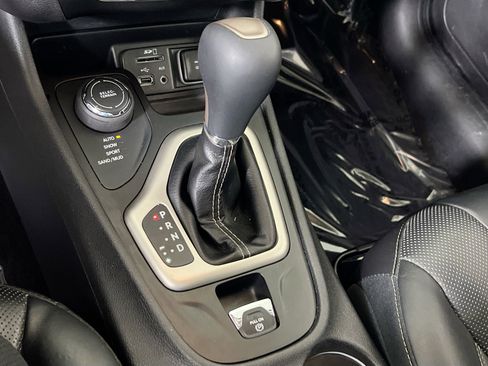 Used 2017 Jeep Cherokee Limited w/ Luxury Group AWD/4WD image 17