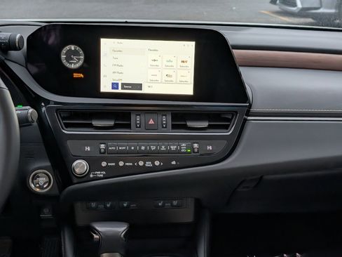 Certified 2025 Lexus ES 300h w/ Premium Package image 17