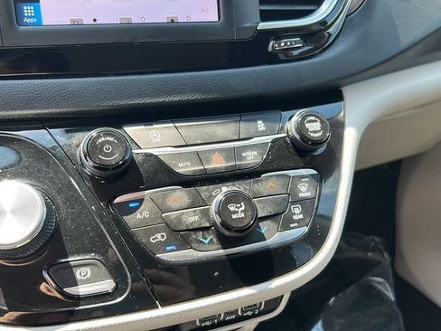 Used 2023 Chrysler Voyager LX image 15