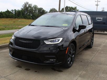New 2026 Chrysler Pacifica Select