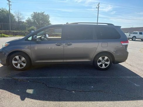 Used 2014 Toyota Sienna LE FWD image 6