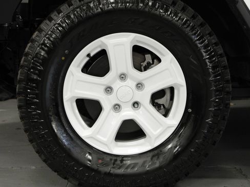 Used 2025 Jeep Gladiator Sport AWD/4WD image 9