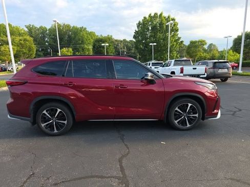 Used 2021 Toyota Highlander XSE AWD/4WD image 7