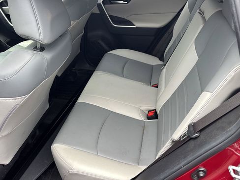 Used 2019 Toyota RAV4 XLE Premium FWD image 15