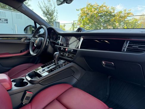 Certified 2025 Porsche Macan image 25