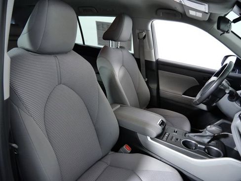 Used 2022 Toyota Highlander LE image 11