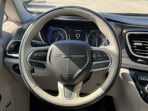 Used 2018 Chrysler Pacifica Limited FWD image 27