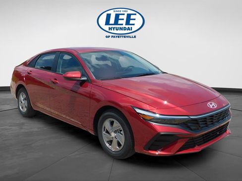 Used 2025 Hyundai Elantra SE FWD image 1