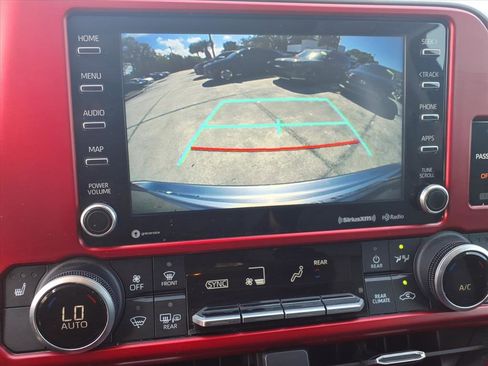 Used 2022 Toyota Highlander XLE image 13