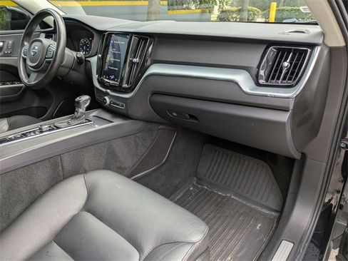 Used 2020 Volvo XC60 T5 Momentum image 25
