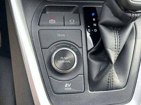 Used 2025 Toyota RAV4 LE AWD/4WD image 19