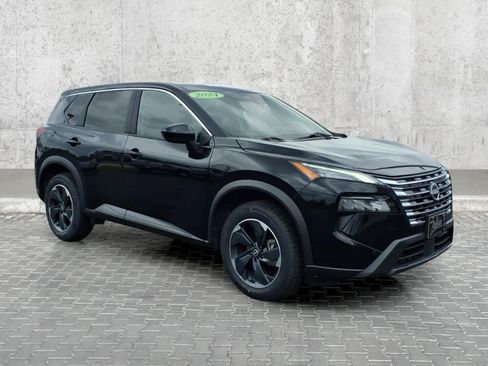 Used 2024 Nissan Rogue SV AWD/4WD image 2