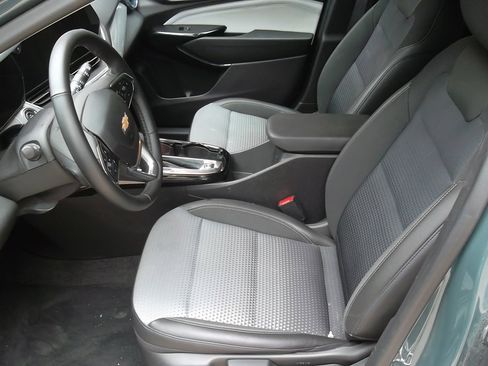 Used 2025 Chevrolet Trax LT w/ LT Convenience Package image 8